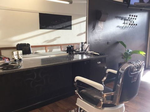 Brunker Baa-bers - Hairdresser Find 0