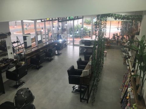 NATURALLY SAS HAIR & BEAUTY - Hairdresser Find 1