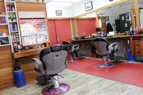 Edward Scissorhands Barber Shop - Hairdresser Find 3