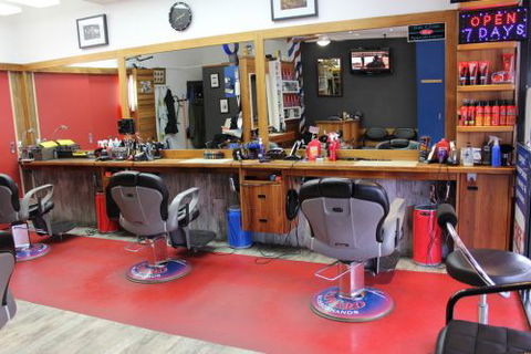 Edward Scissorhands Barber Shop - Hairdresser Find 5